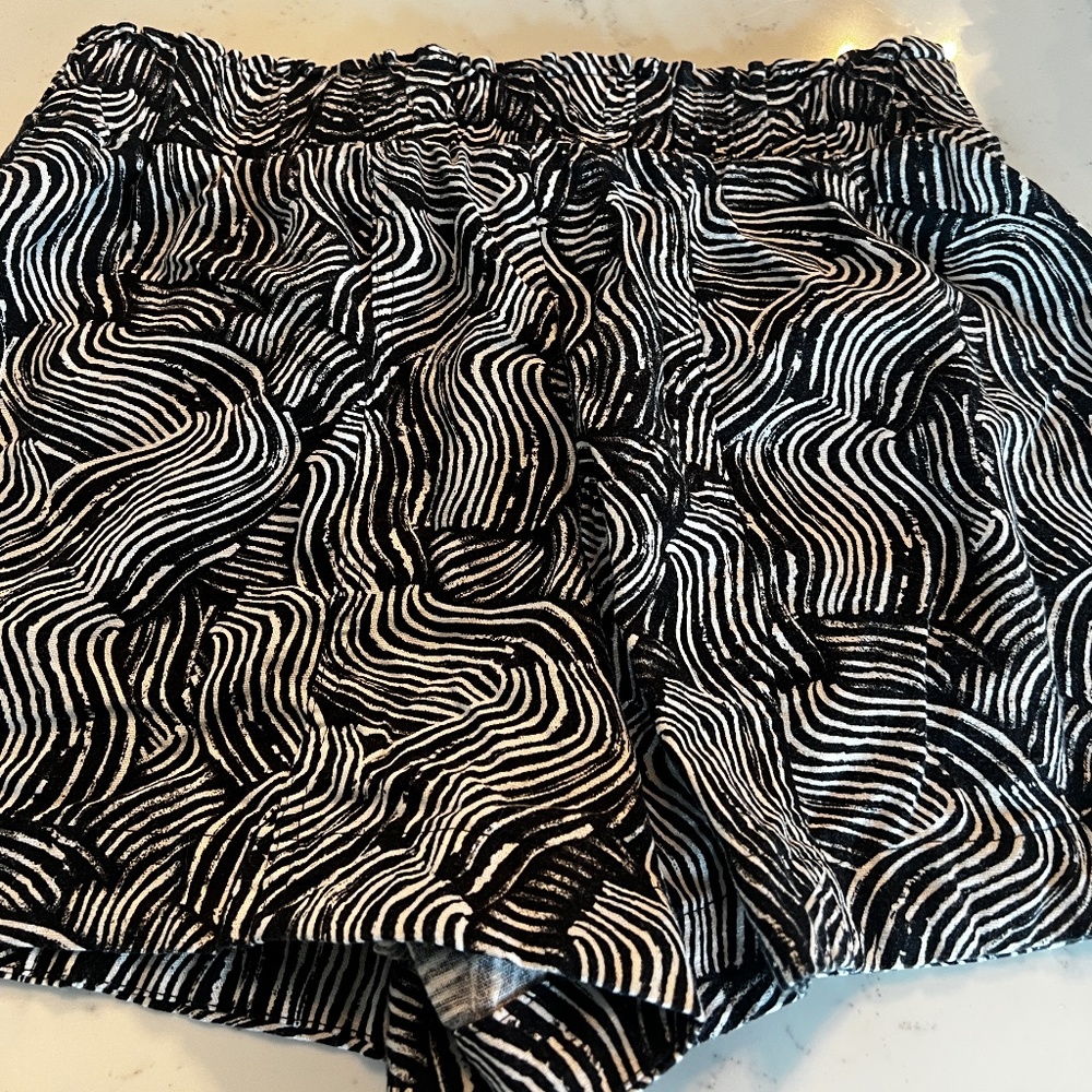 🖤 A New Day Black & White Abstract Print Shorts — Size Small - Inexpensive
